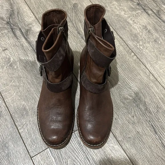 • Paul Green • Women’s Ally Belted Ankle Moto Boots Buckled Straps Leather