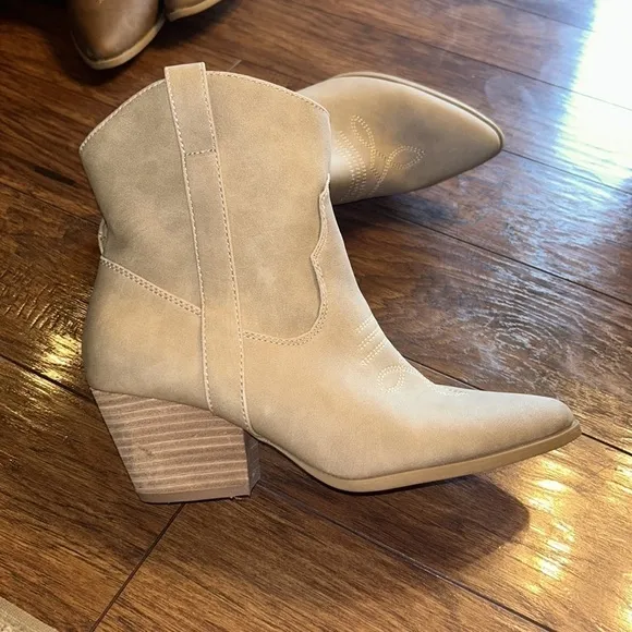 - Rachel Zoe Rocky Taupe cowboy boots  NEW