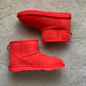🆕 UGG Classic Mini II Boot Bright ‘Cherry Pie’ Red (S/N 1017715K), EU 37