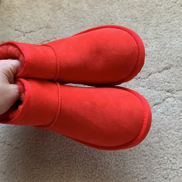 🆕 UGG Classic Mini II Boot Bright ‘Cherry Pie’ Red (S/N 1017715K), EU 37
