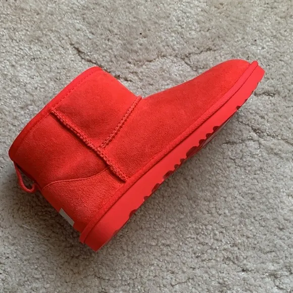 🆕 UGG Classic Mini II Boot Bright ‘Cherry Pie’ Red (S/N 1017715K), EU 37