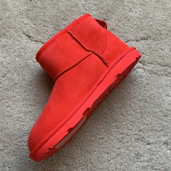 🆕 UGG Classic Mini II Boot Bright ‘Cherry Pie’ Red (S/N 1017715K), EU 37