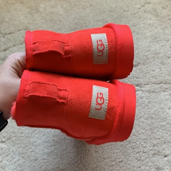 🆕 UGG Classic Mini II Boot Bright ‘Cherry Pie’ Red (S/N 1017715K), EU 37