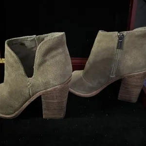 - -Vince Camuto Peep Toe boot euc!