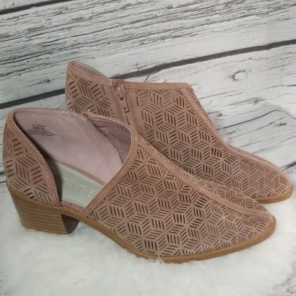 1. State Iddah perforated cutaway leather slip on ankle boots booties heels sz 9