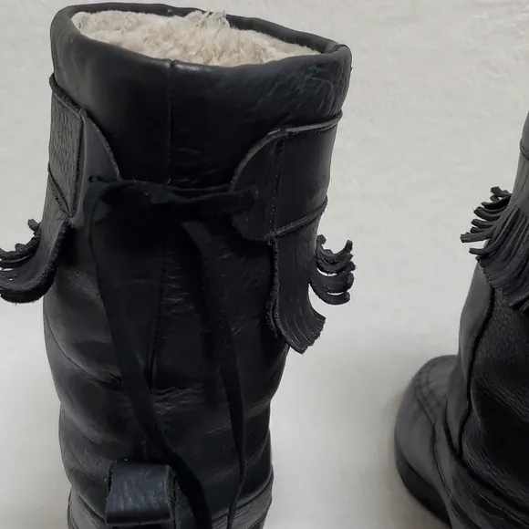 70s Vintage Black Leather Bold Fringe Round Toe Sherpa Lined Mukluk Boots 9