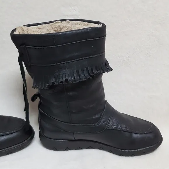 70s Vintage Black Leather Bold Fringe Round Toe Sherpa Lined Mukluk Boots 9