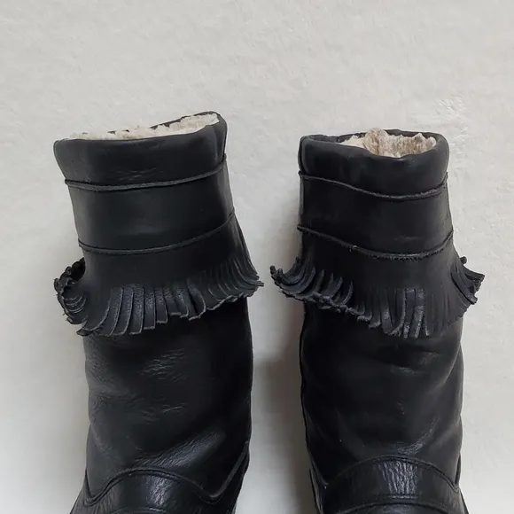 70s Vintage Black Leather Bold Fringe Round Toe Sherpa Lined Mukluk Boots 9