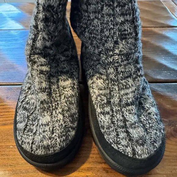 Abeo Knit &amp; suede boots. New without box never worn. Size 6 black/gray