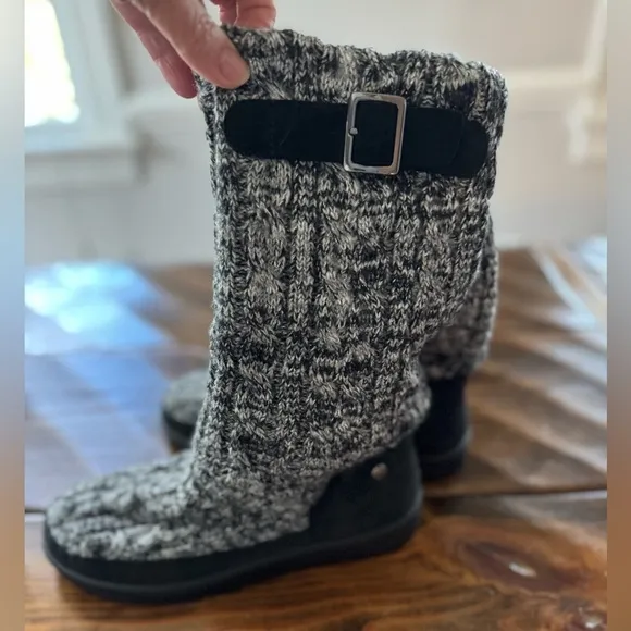 Abeo Knit &amp; suede boots. New without box never worn. Size 6 black/gray