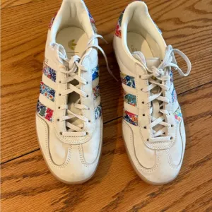 Adidas White Sneakers Retro Low-Top Design