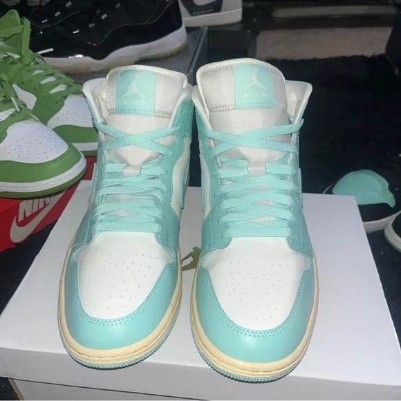 Air Jordan 1 Retro High Mid light dew Women’s Size 10