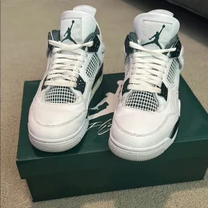 Air Jordan 4 Retro Sneakers Size 8 Men’s. White with green accents.