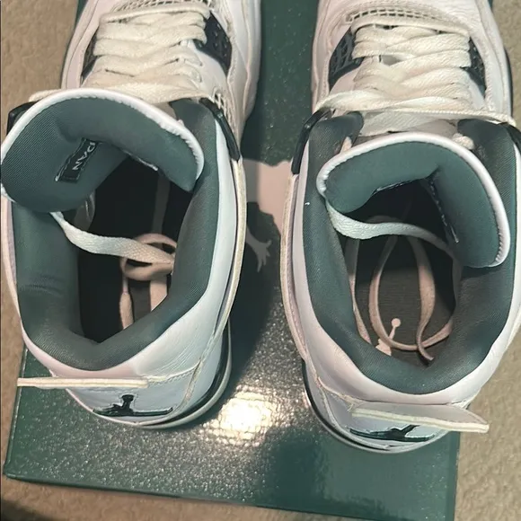 Air Jordan 4 Retro Sneakers Size 8 Men’s. White with green accents.