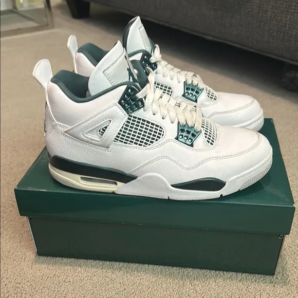 Air Jordan 4 Retro Sneakers Size 8 Men’s. White with green accents.