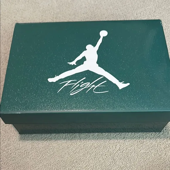 Air Jordan 4 Retro Sneakers Size 8 Men’s. White with green accents.
