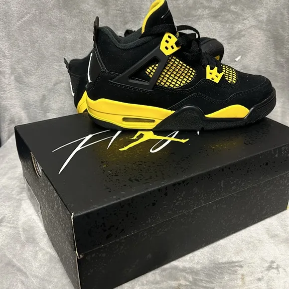Air Jordan 4 Retro 'Thunder’ Sneakers Size 6