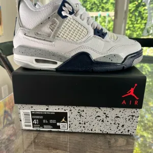 Air Jordan 4s Midnight Navy Sz 4.5Y GREAT CONDITION!