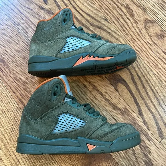 Air Jordan 5 Retro 'Olive' Army Olive/Solar Orange Sneakers. Size 11c.