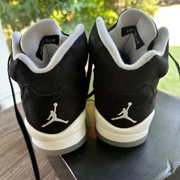 Air Jordan 5 Retro, size 6Y. Black and Grey. Excellent condition. Nike