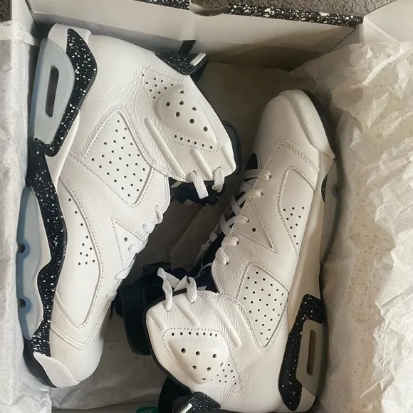 Air Jordan 6 Retro - Black and White