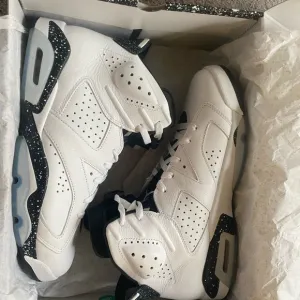 Air Jordan 6 Retro - Black and White