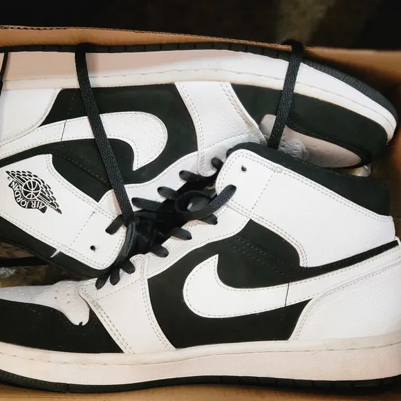 Air Jordan Nike  Sneakers  Black And White Anchor Sports Arthletic  Game Fashion
