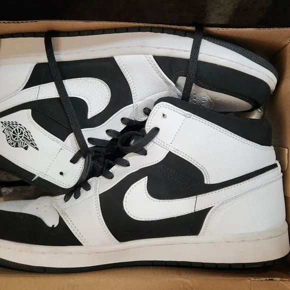 Air Jordan Nike  Sneakers  Black And White Anchor Sports Arthletic  Game Fashion