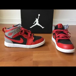 Air Jordan Retro 1 mid Red &amp; Black sneakers