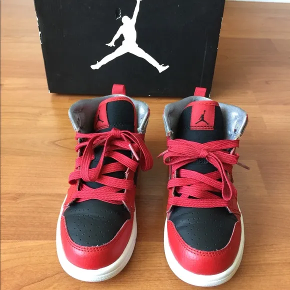 Air Jordan Retro 1 mid Red &amp; Black sneakers