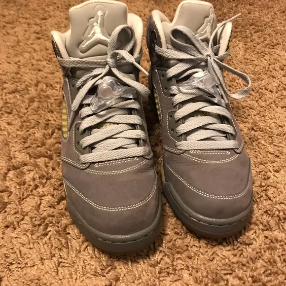 Air Jordan Retro 5 'Wolf Grey' Kids Size 5.5Y: Iconic Style for Enthusiasts