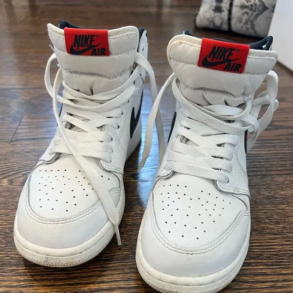 AJ 1 White &amp; Black Retro