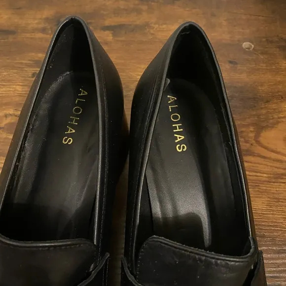 Alohas Roxanne heeled leather loafers in black color Size 9