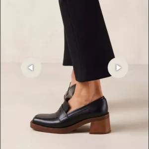 Alohas Roxanne heeled leather loafers in black color Size 9