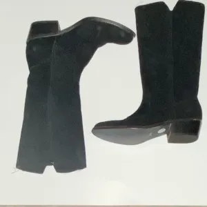 ALTO GRADIMENTO BLACK SUEDE BOOTS