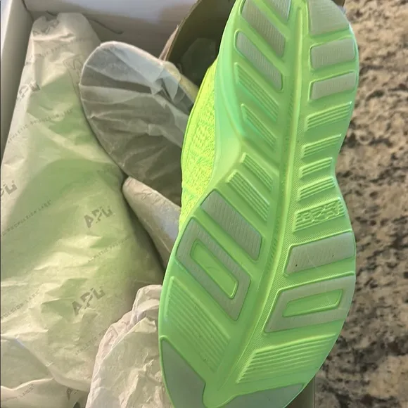 APL Womens 7.5 TechLoom Phantom Vibrant Green Athletic Sneakers NIB