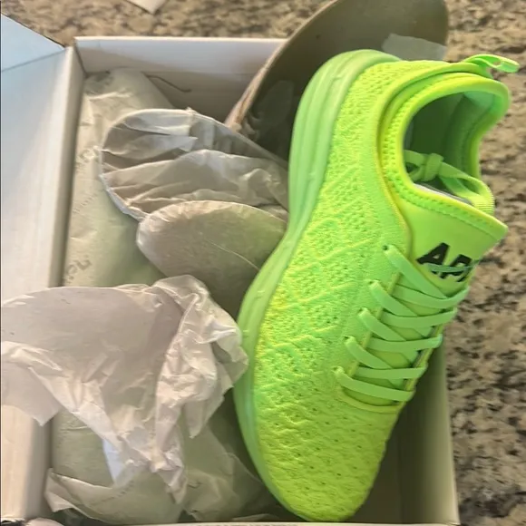 APL Womens 7.5 TechLoom Phantom Vibrant Green Athletic Sneakers NIB