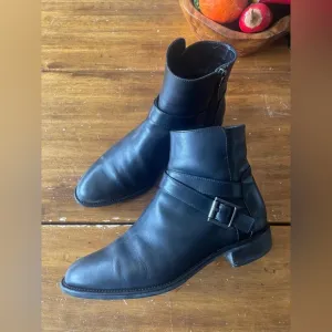 AQUATALIA Black Italy Buckle Weatherproof Bree Leather Ankle Boot Bootie Sz 8.5