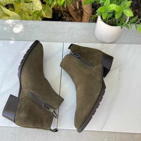 Aquatalia Fantina Womens Weatherproof Herb Suede Bootie Size 6 gently used