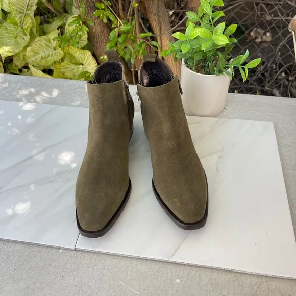 Aquatalia Fantina Womens Weatherproof Herb Suede Bootie Size 6 gently used