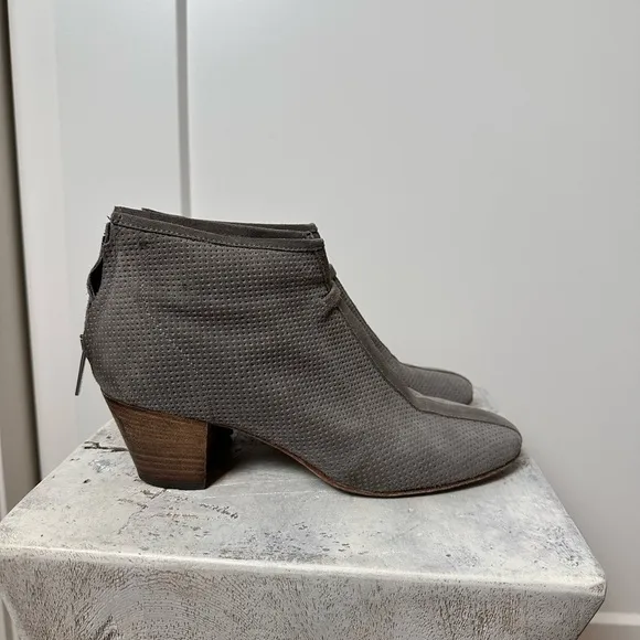 Aquatalia grey suede stacked heel short bootie boots 9