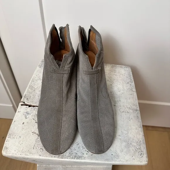Aquatalia grey suede stacked heel short bootie boots 9
