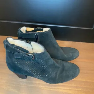 AQUATALIA womens black suede ankle boots size 12