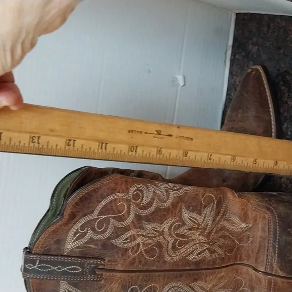 Ariat Cowgirl Boots...Size 8...EUC