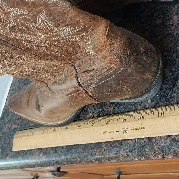 Ariat Cowgirl Boots...Size 8...EUC