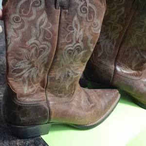 Ariat Cowgirl Boots...Size 8...EUC