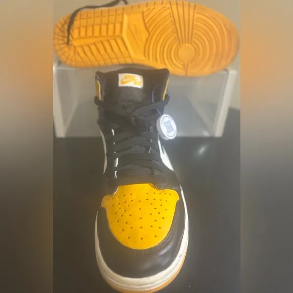 Authentic Jordan 1 Retro High OG Yellow Ochre Sneakers