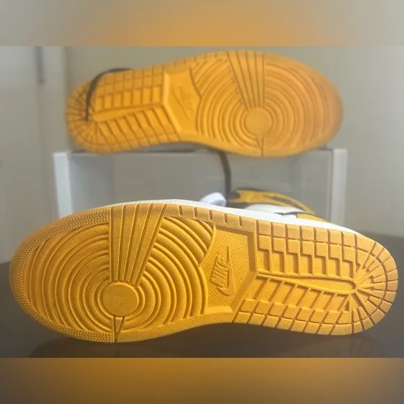Authentic Jordan 1 Retro High OG Yellow Ochre Sneakers
