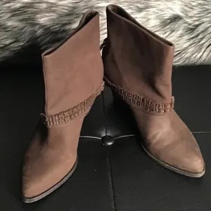 B. Makowski Brown Suede Ankle Boots 7M