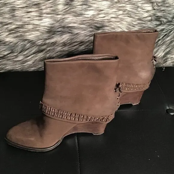 B. Makowski Brown Suede Ankle Boots 7M